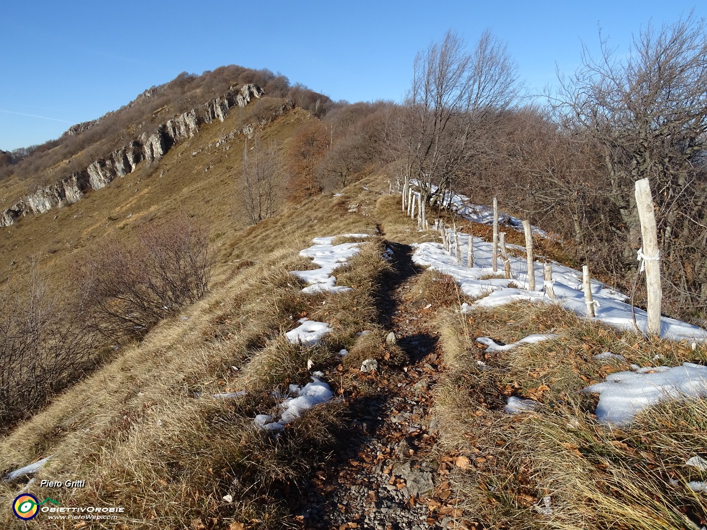 28 Proseguo sul sent. 596 in cresta saliscendi per Castel Regina.JPG